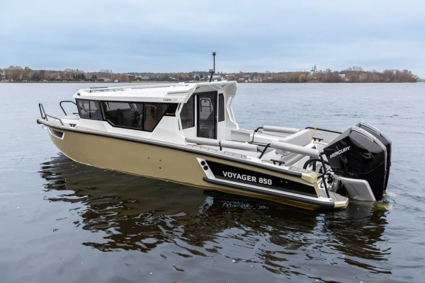 Катер VOYAGER 850 Cabin Twin, бежевый